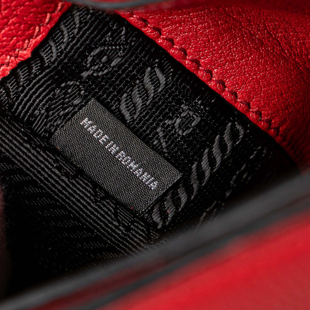 Prada Vitello Daino Flap Crossbody Rood
