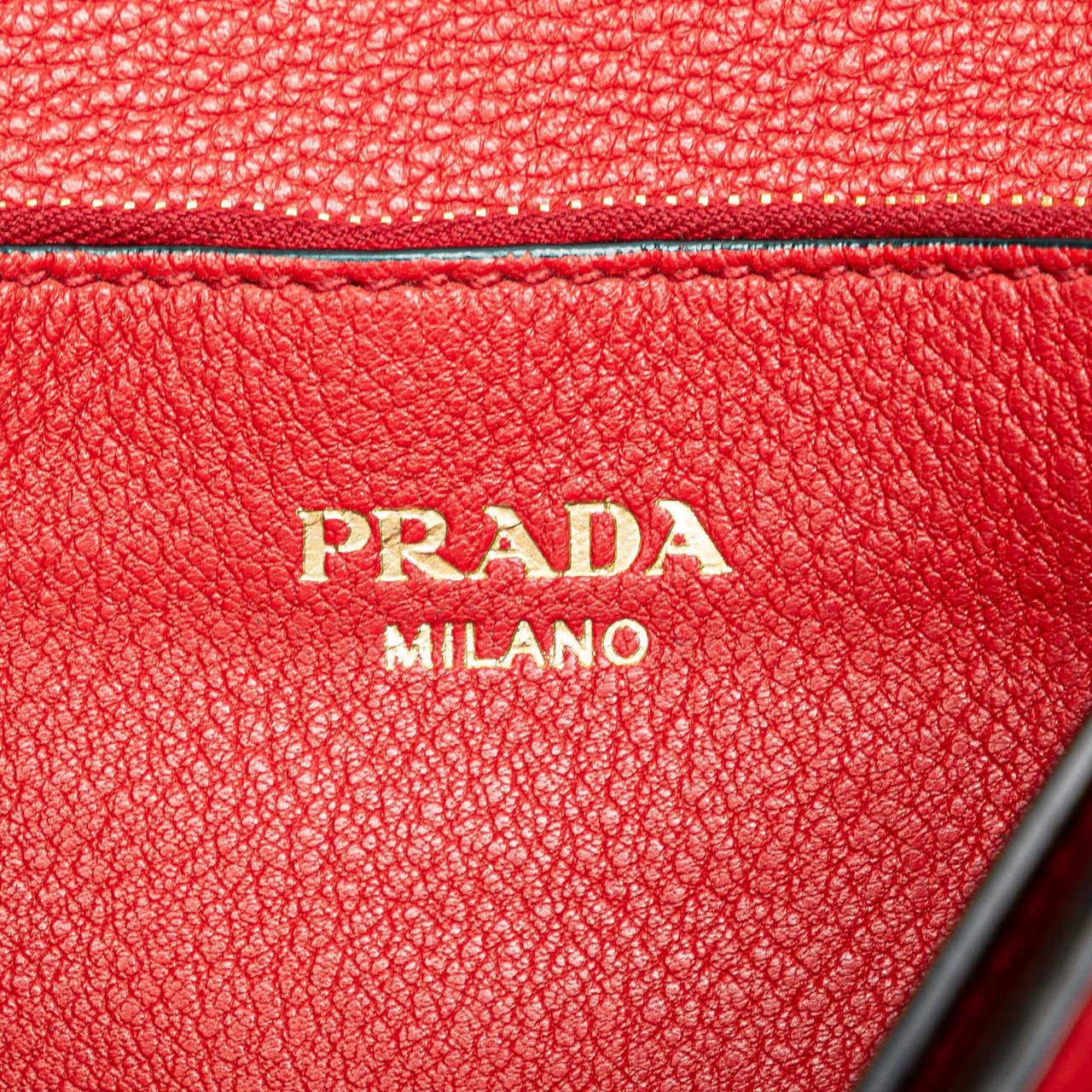 Prada Vitello Daino Flap Crossbody Rood