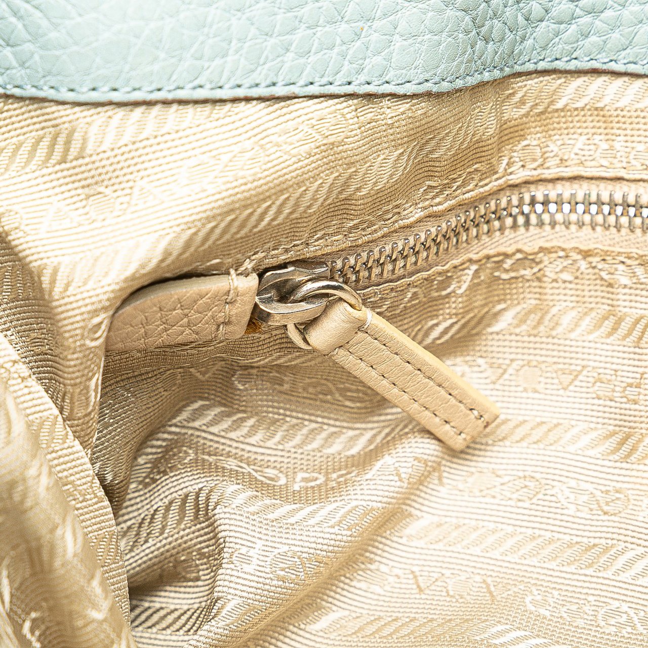 Prada Vitello Daino Shoulder Bag Blauw