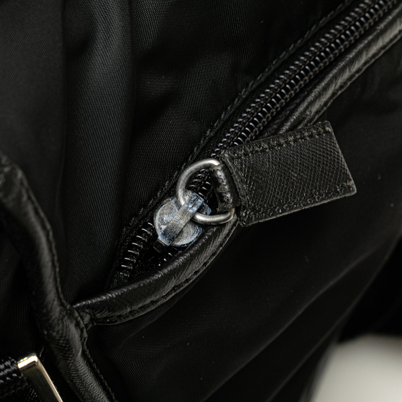 Prada Tessuto Buckle Messenger Bag Zwart