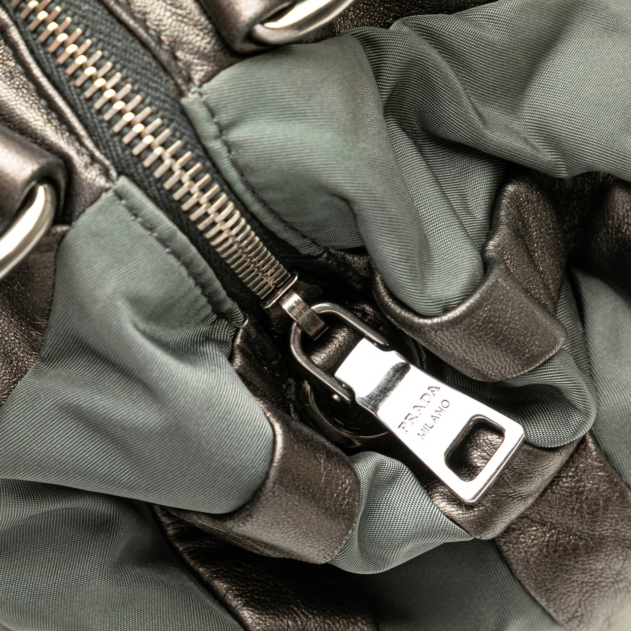 Prada Tessuto Nappa Waves Tote Grijs