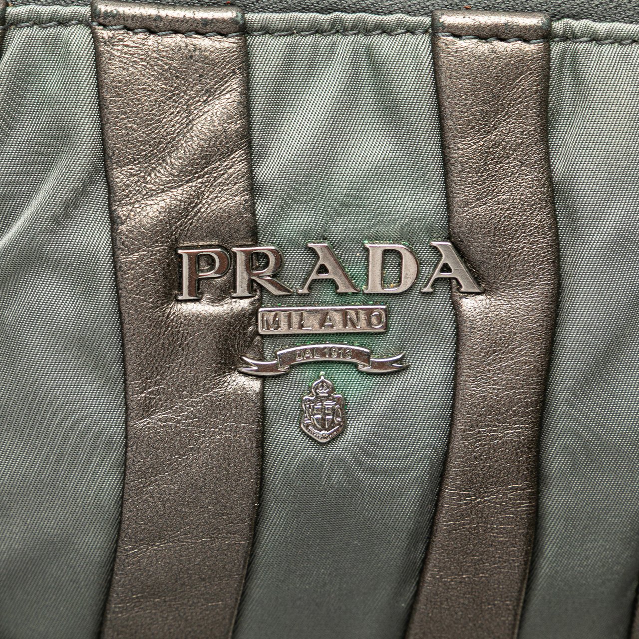 Prada Tessuto Nappa Waves Tote Grijs