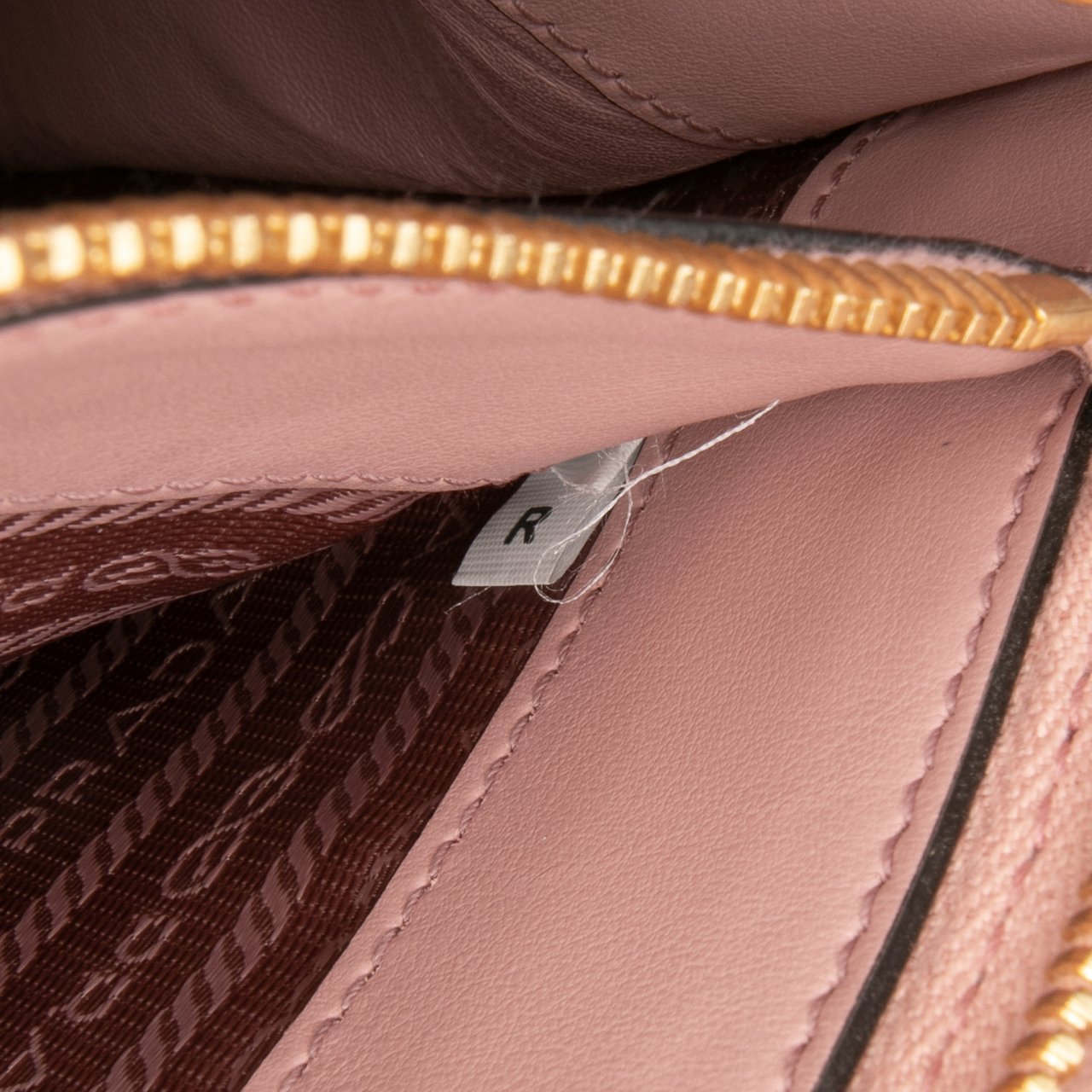 Prada Small Saffiano Cuir Monochrome Top Handle Tote Roze