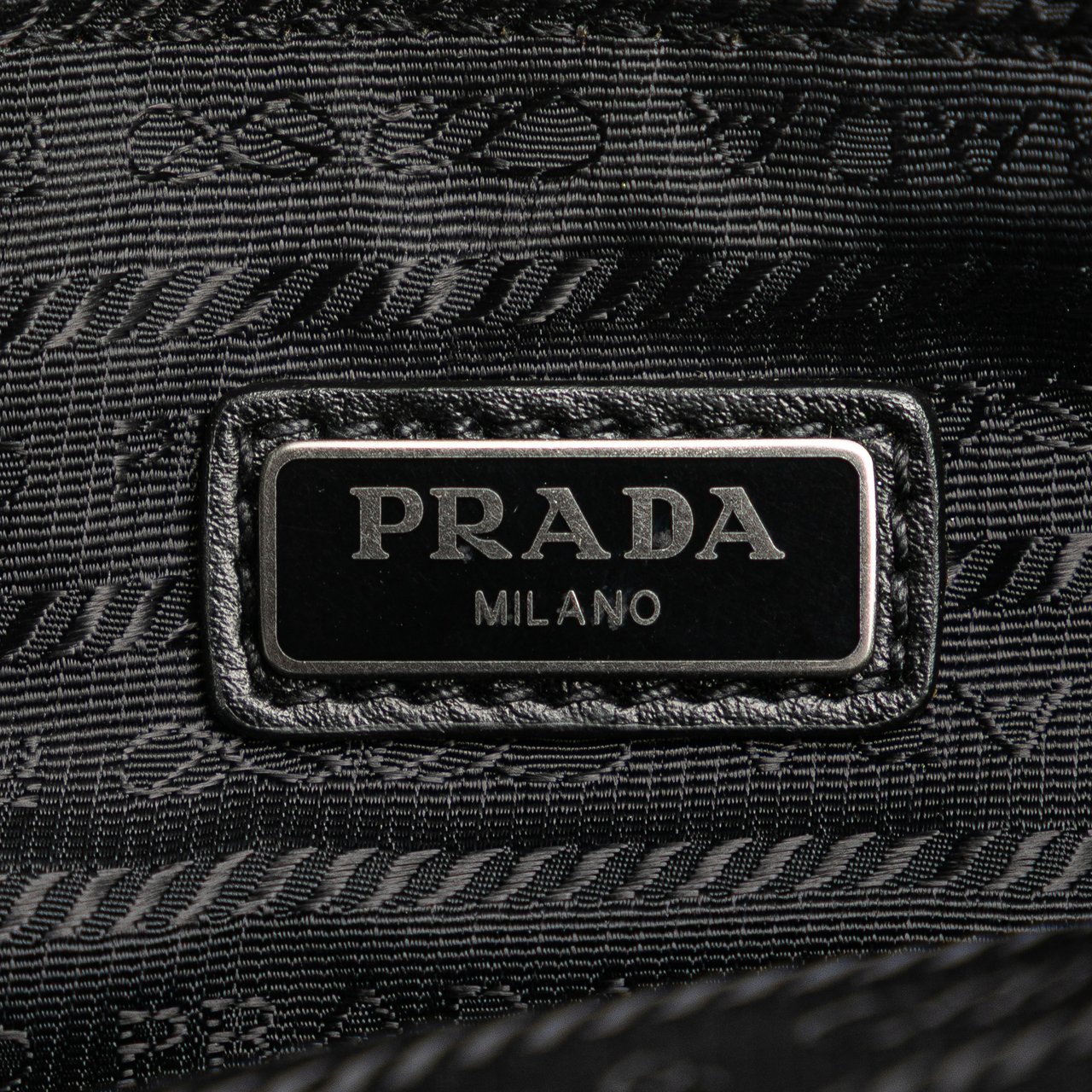 Prada Vitello Daino Wristlet Clutch Zwart