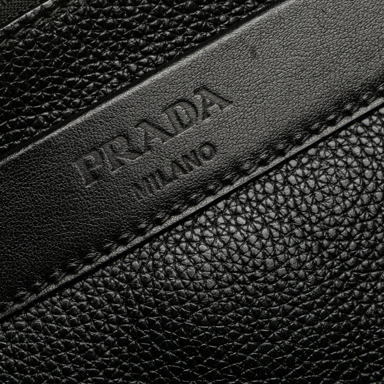Prada Vitello Daino Wristlet Clutch Zwart