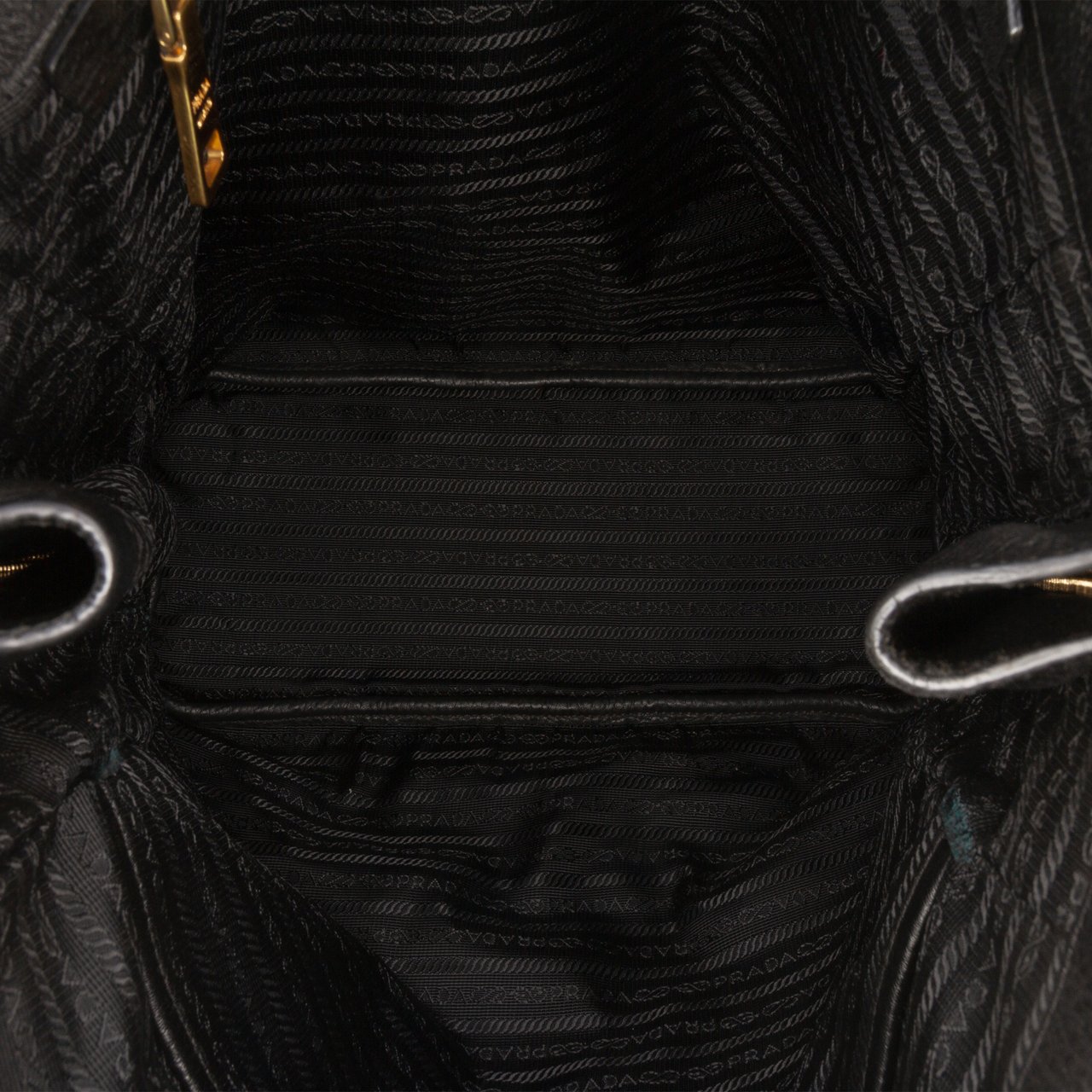 Prada Vitello Daino Side Zip Tote Zwart