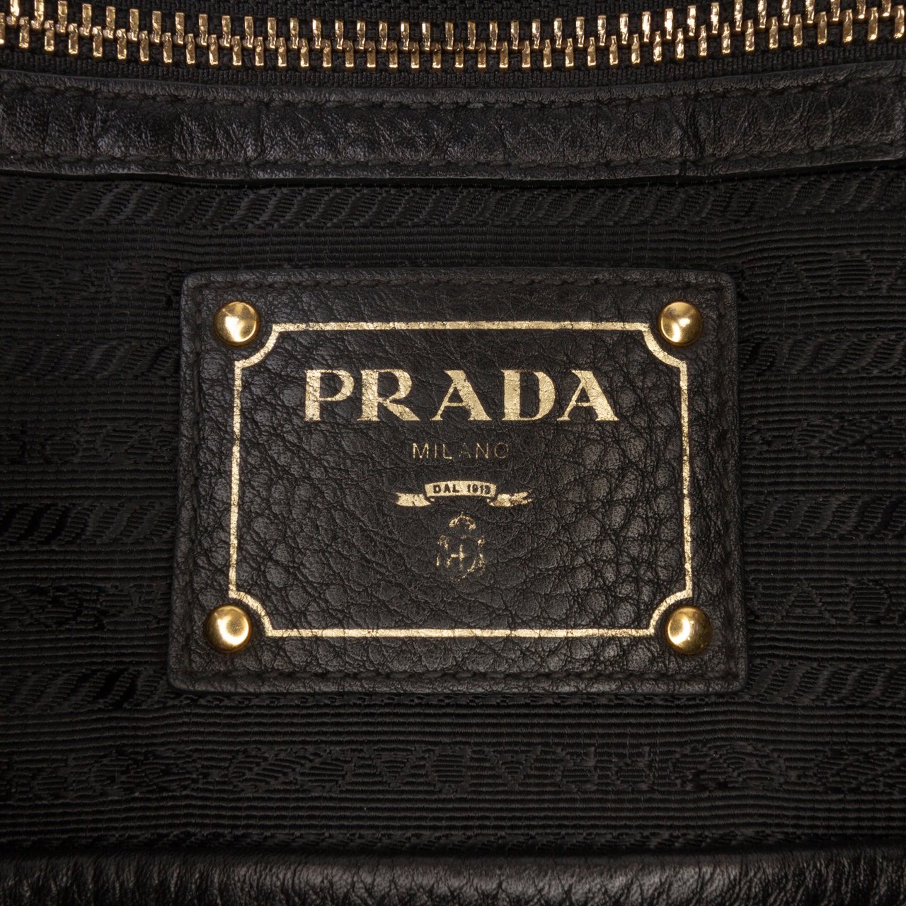 Prada Vitello Daino Side Zip Tote Zwart