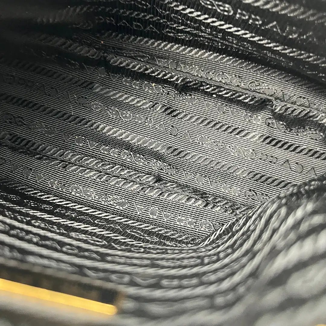 Prada Prada Re-Edition 2005 Handbag Saffiano Leather White Fullset / very good Wit