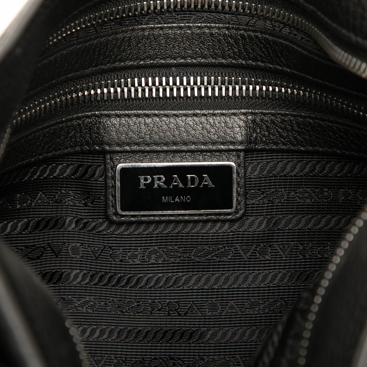 Prada Vitello City Zip Top Crossbody Zwart