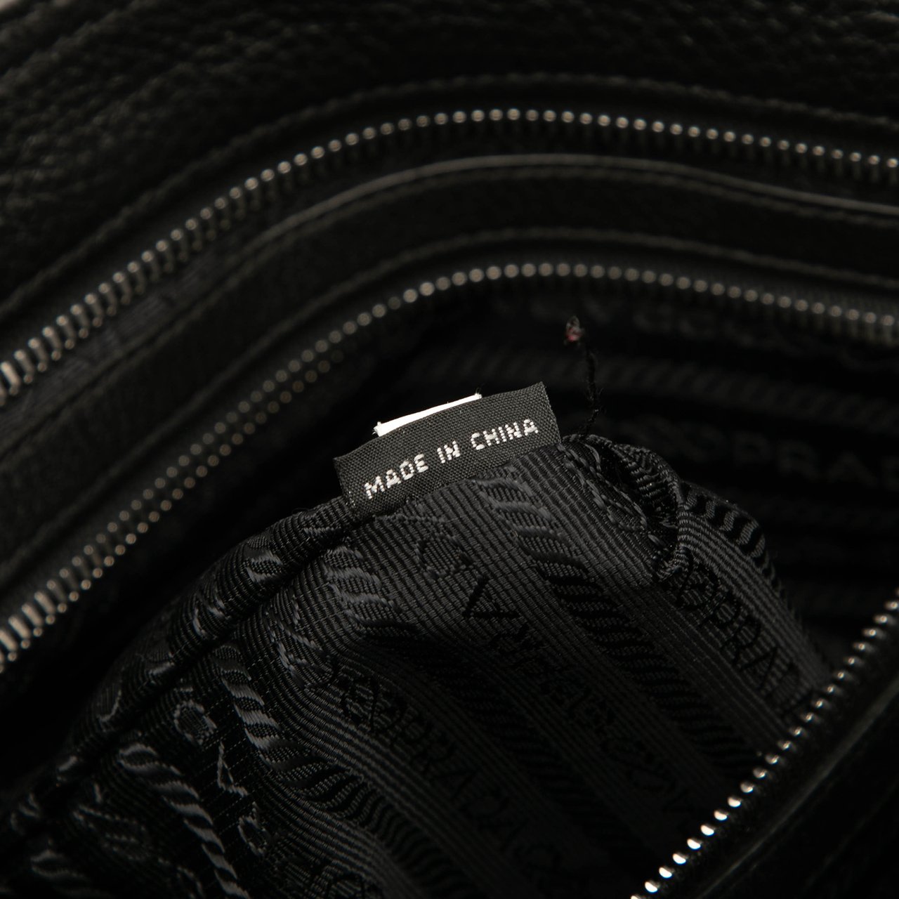 Prada Vitello City Zip Top Crossbody Zwart