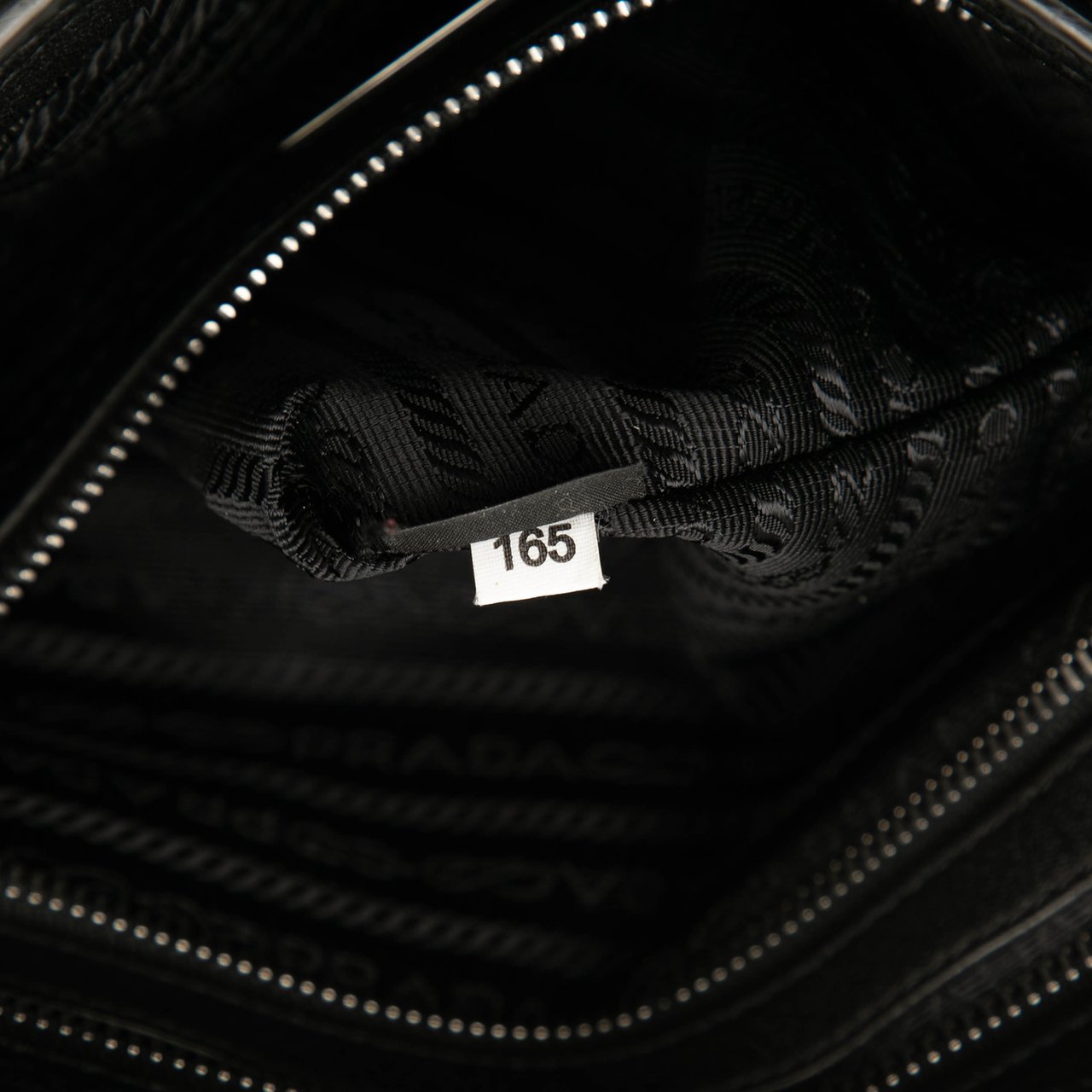 Prada Vitello City Zip Top Crossbody Zwart