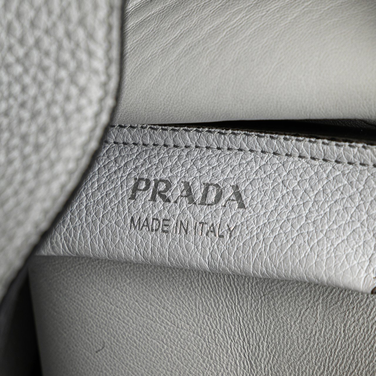 Prada Vitello Daino Dynamique Hobo Wit