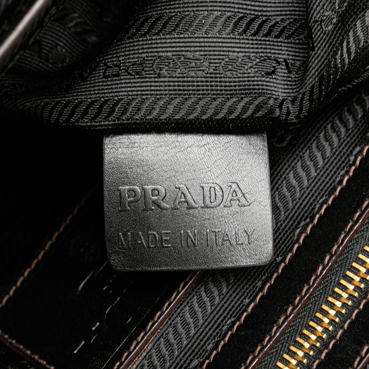 Prada Velvet Logo Frame Shoulder Bag Zwart