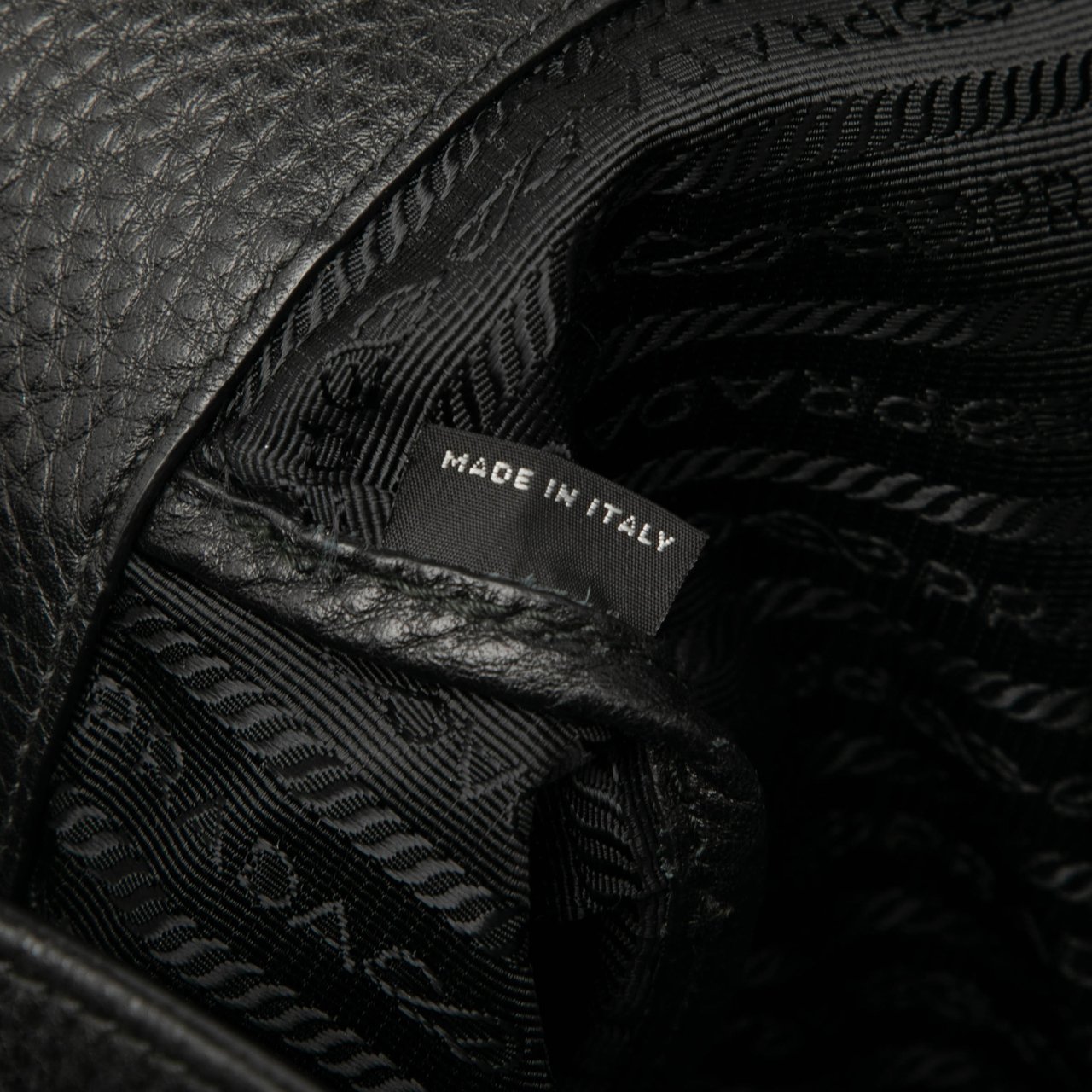 Prada Vitello Daino Open Convertible Tote Zwart