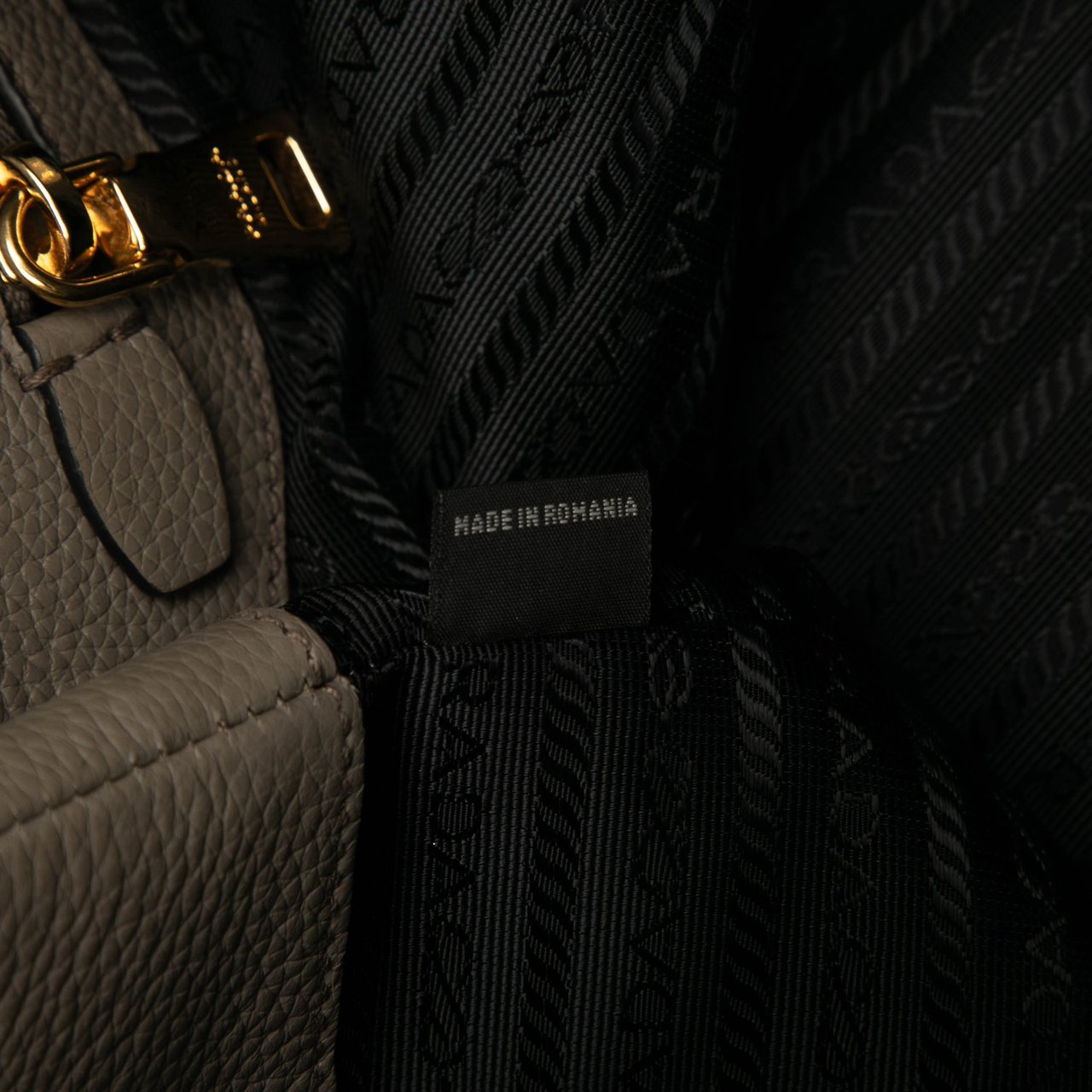 Prada Vitello Phenix Logo Tote Grijs