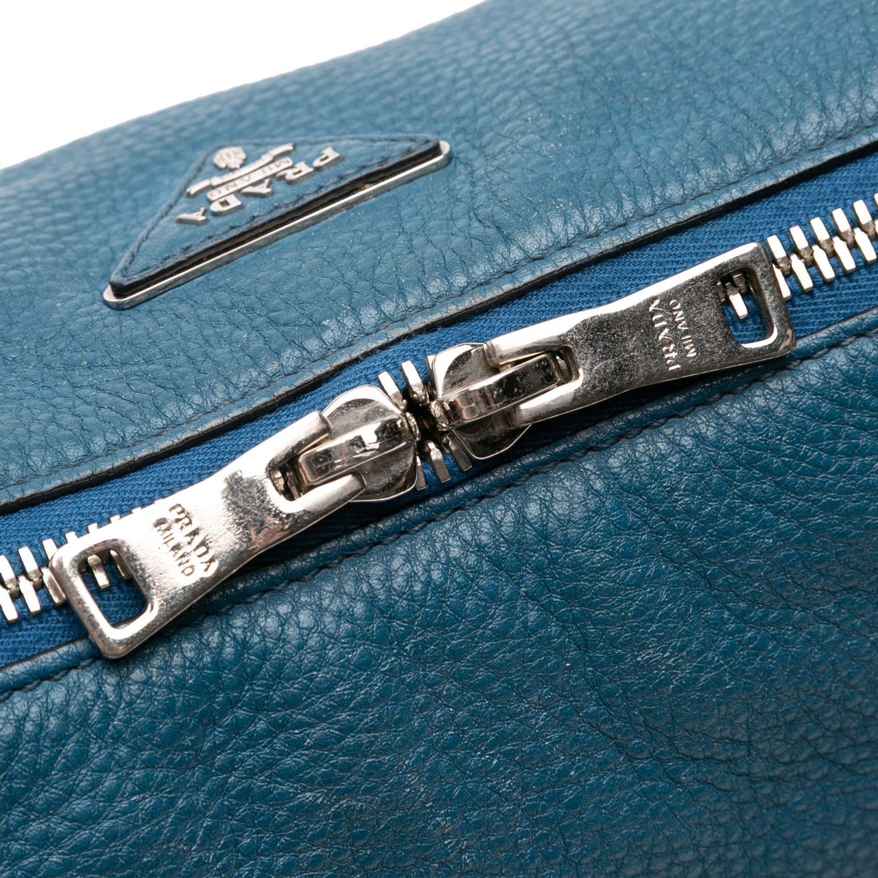 Prada Vitello Daino Shoulder Bag Blauw