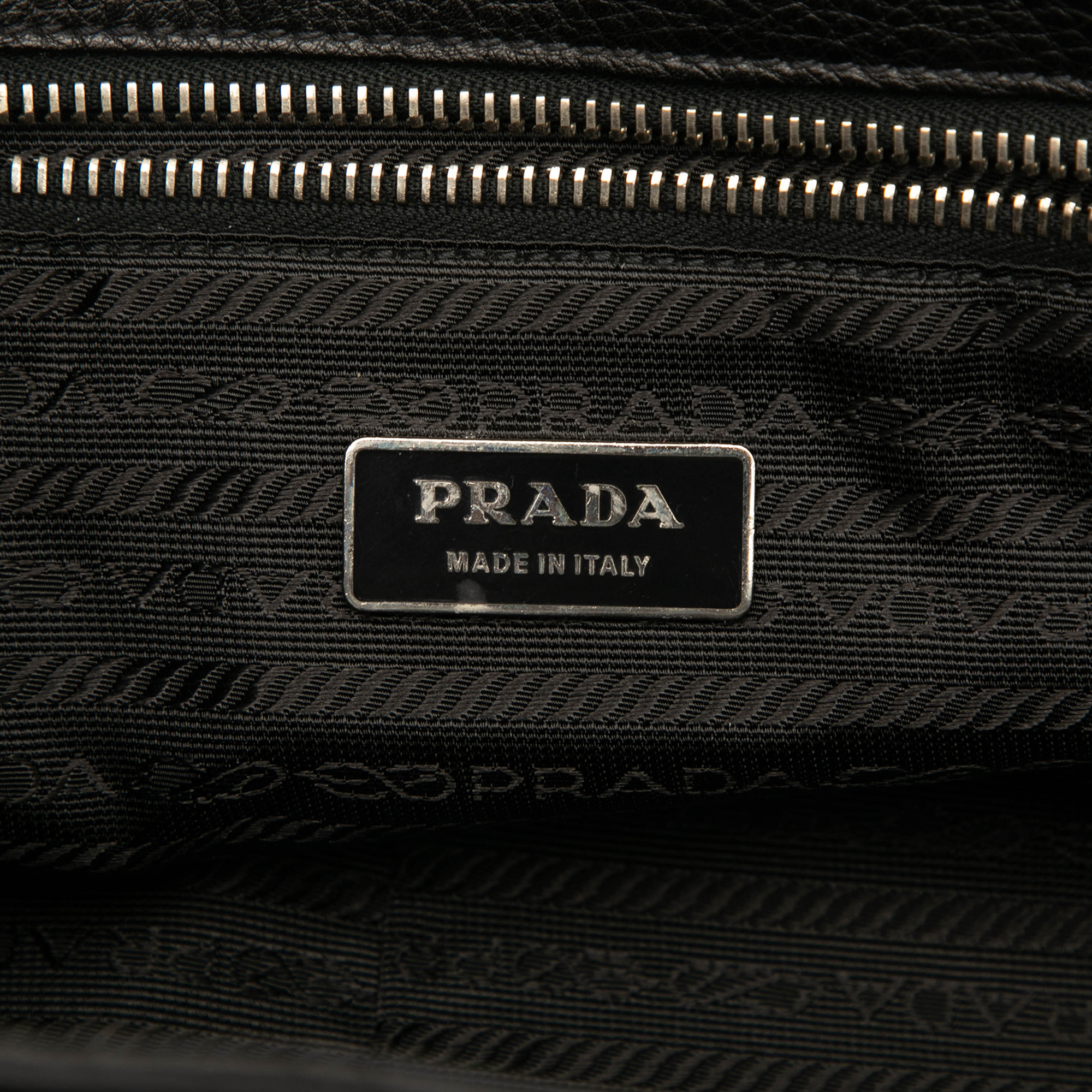 Prada Vitello Daino Pushlock Flap Zwart