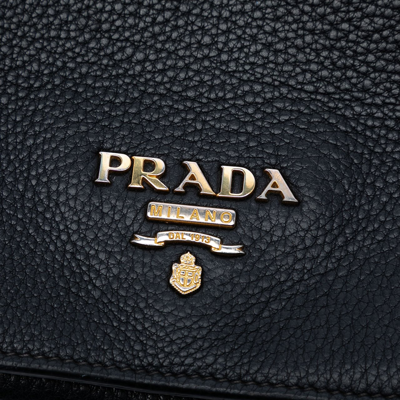 Prada Vitello Daino Flap Crossbody Zwart