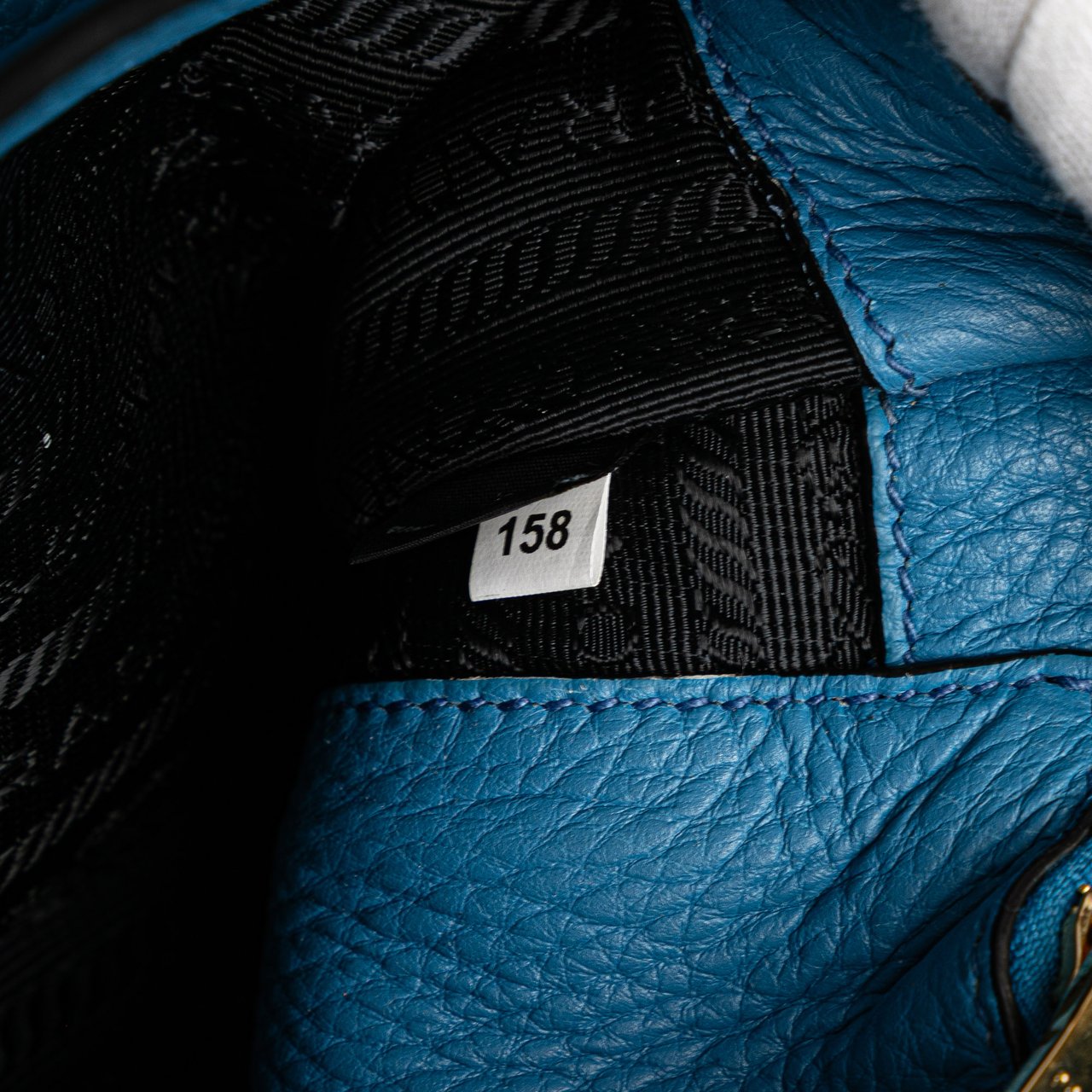 Prada Vitello Daino Flap Crossbody Blauw