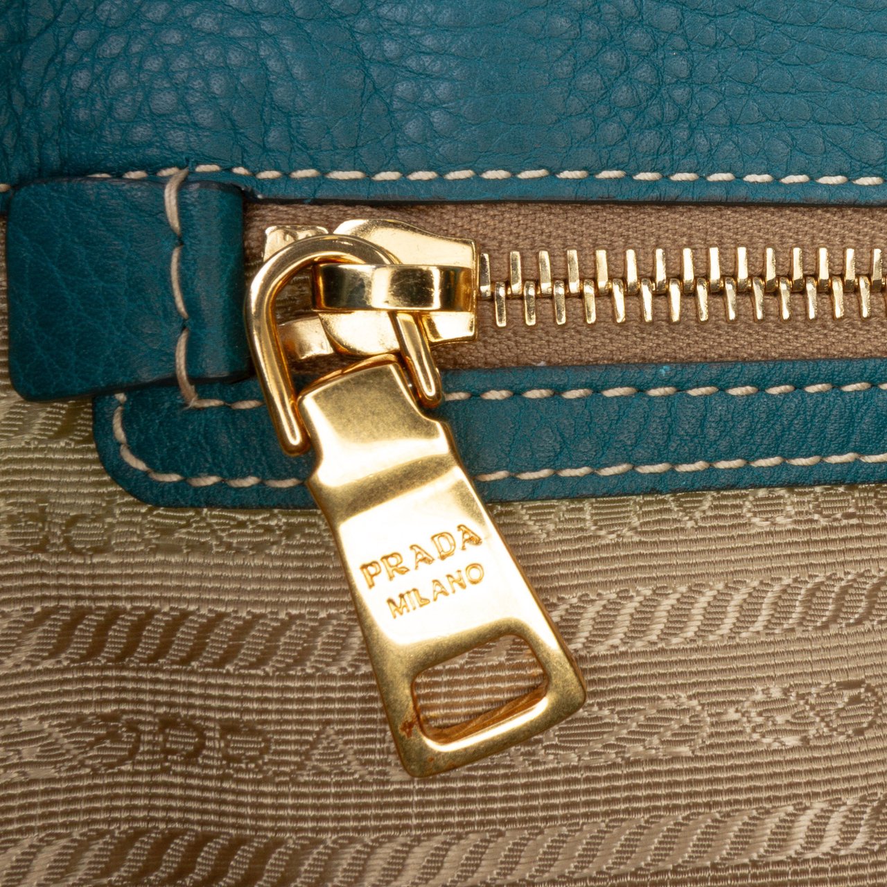 Prada Vitello Daino Side Zip Tote Blauw