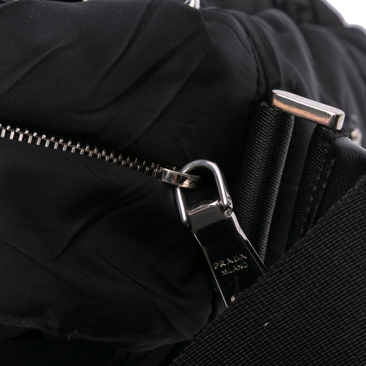 Prada Quilted Tessuto Messenger Bag Zwart
