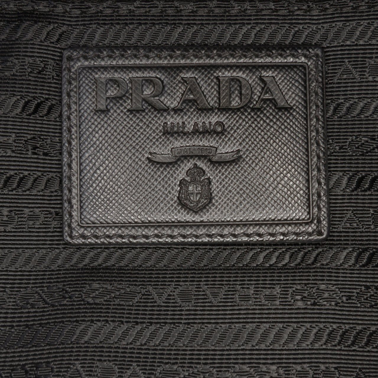 Prada Quilted Tessuto Messenger Bag Zwart