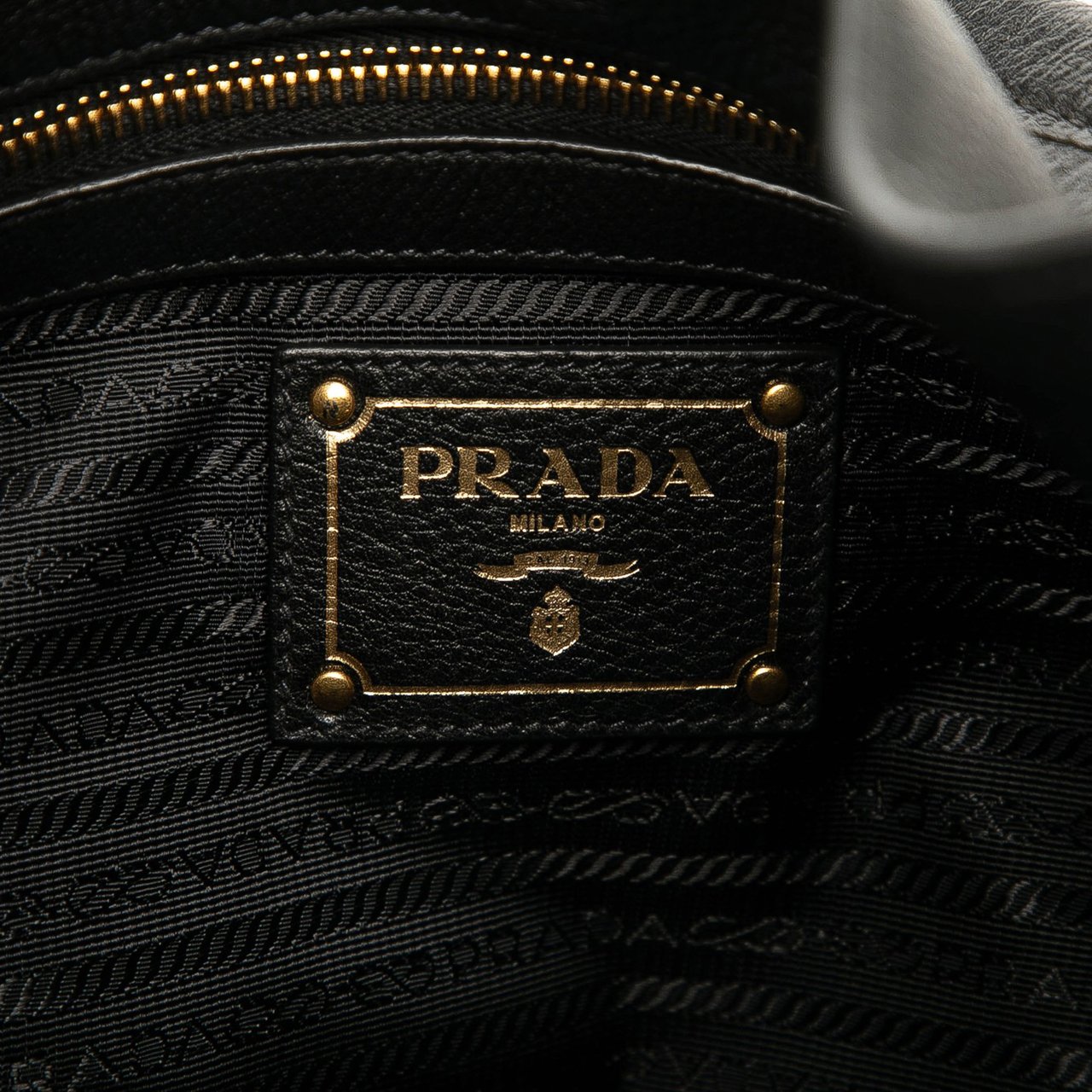 Prada Vitello Phenix Logo Tote Zwart