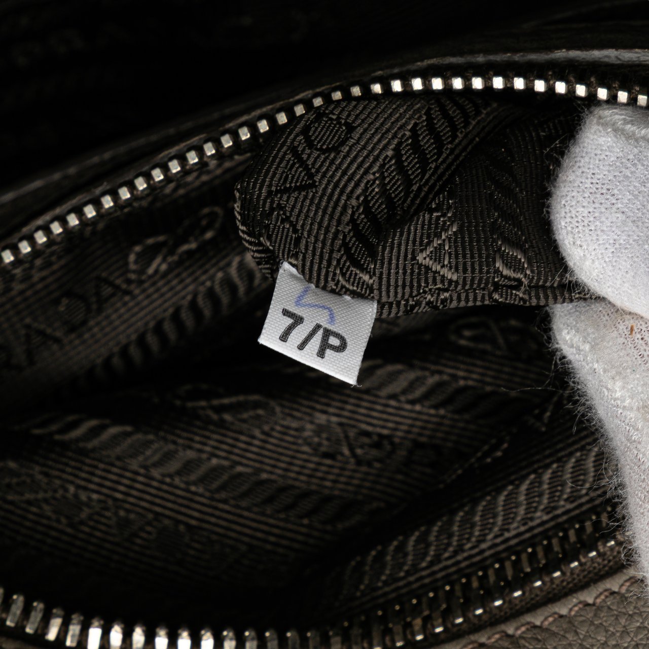 Prada Vitello Daino Zip Top Satchel Grijs