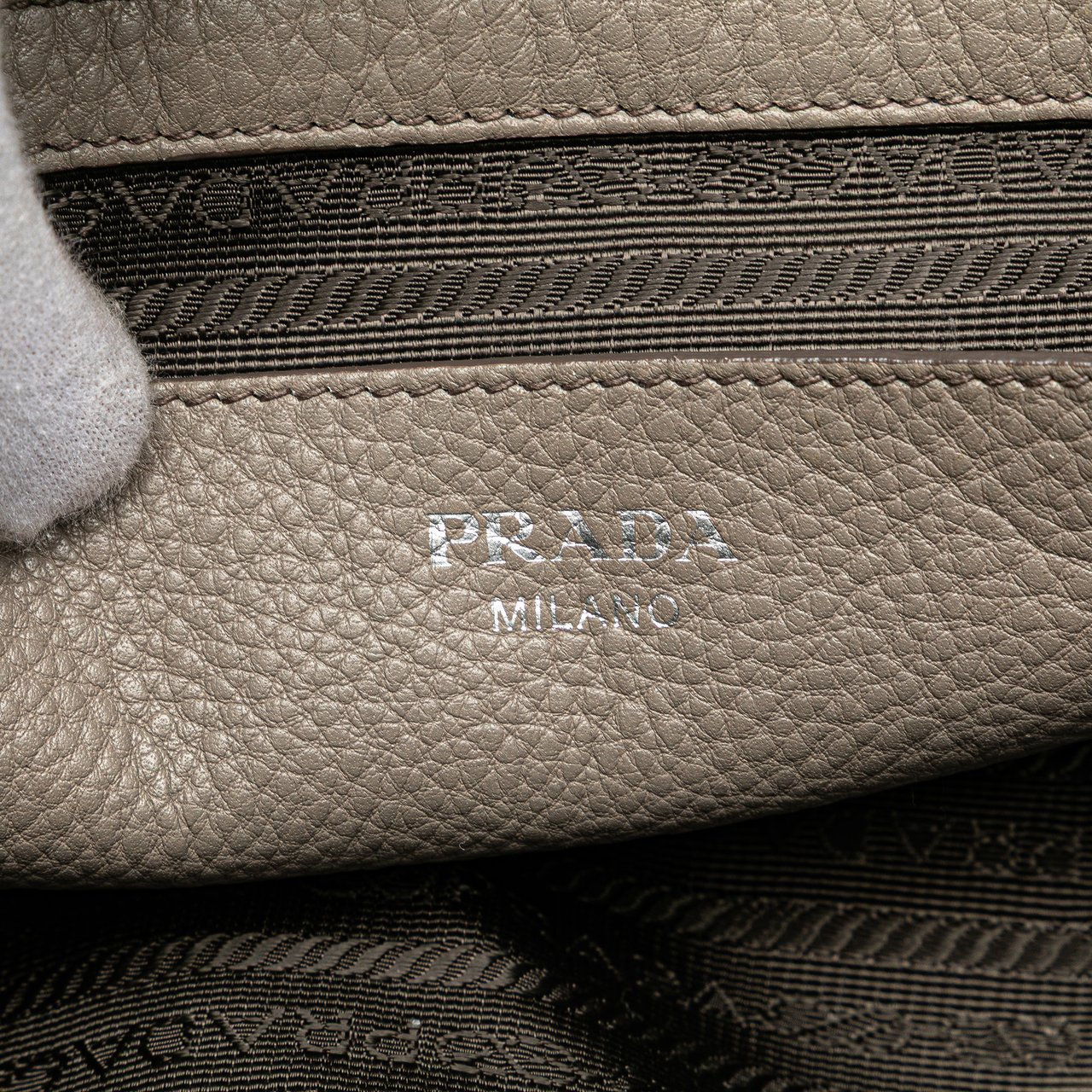 Prada Vitello Daino Zip Top Satchel Grijs