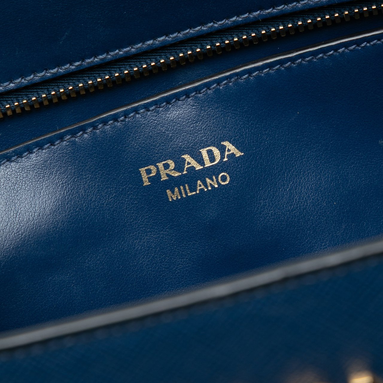 Prada Soft Calf Trimmed Saffiano Zippered Convertible Tote Blauw