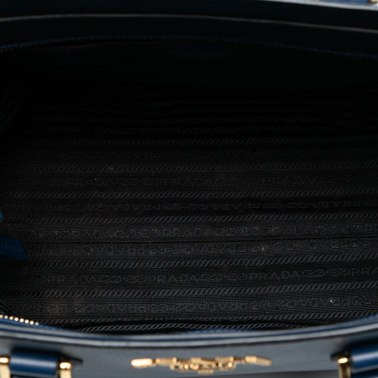 Prada Soft Calf Trimmed Saffiano Zippered Convertible Tote Blauw