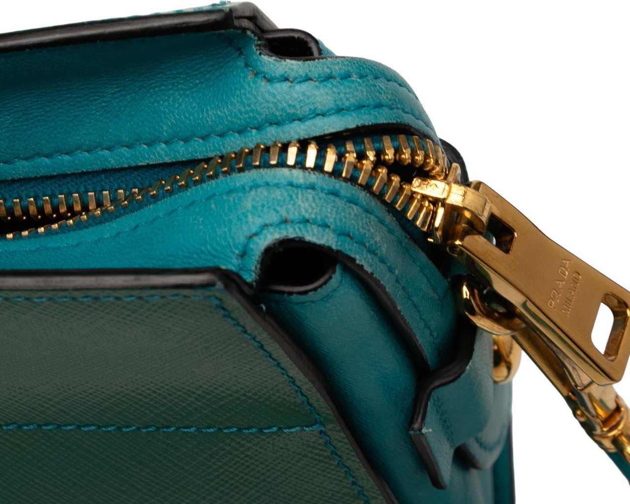 Prada Bicolor Saffiano Vernice Esplanade Crossbody Groen