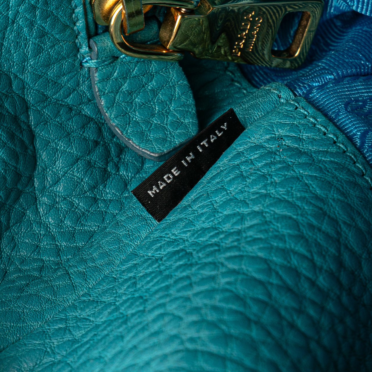 Prada Vitello Daino Side Zip Twin Pocket Open Convertible Tote Blauw