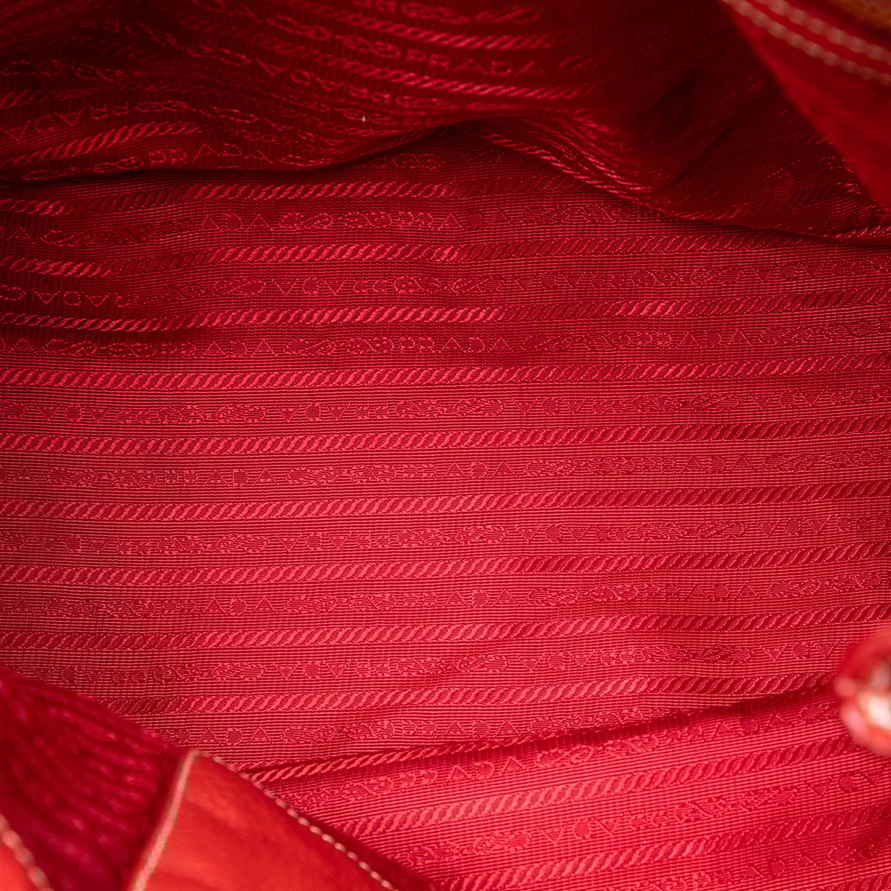 Prada Vitello Daino Hobo Bag Rood