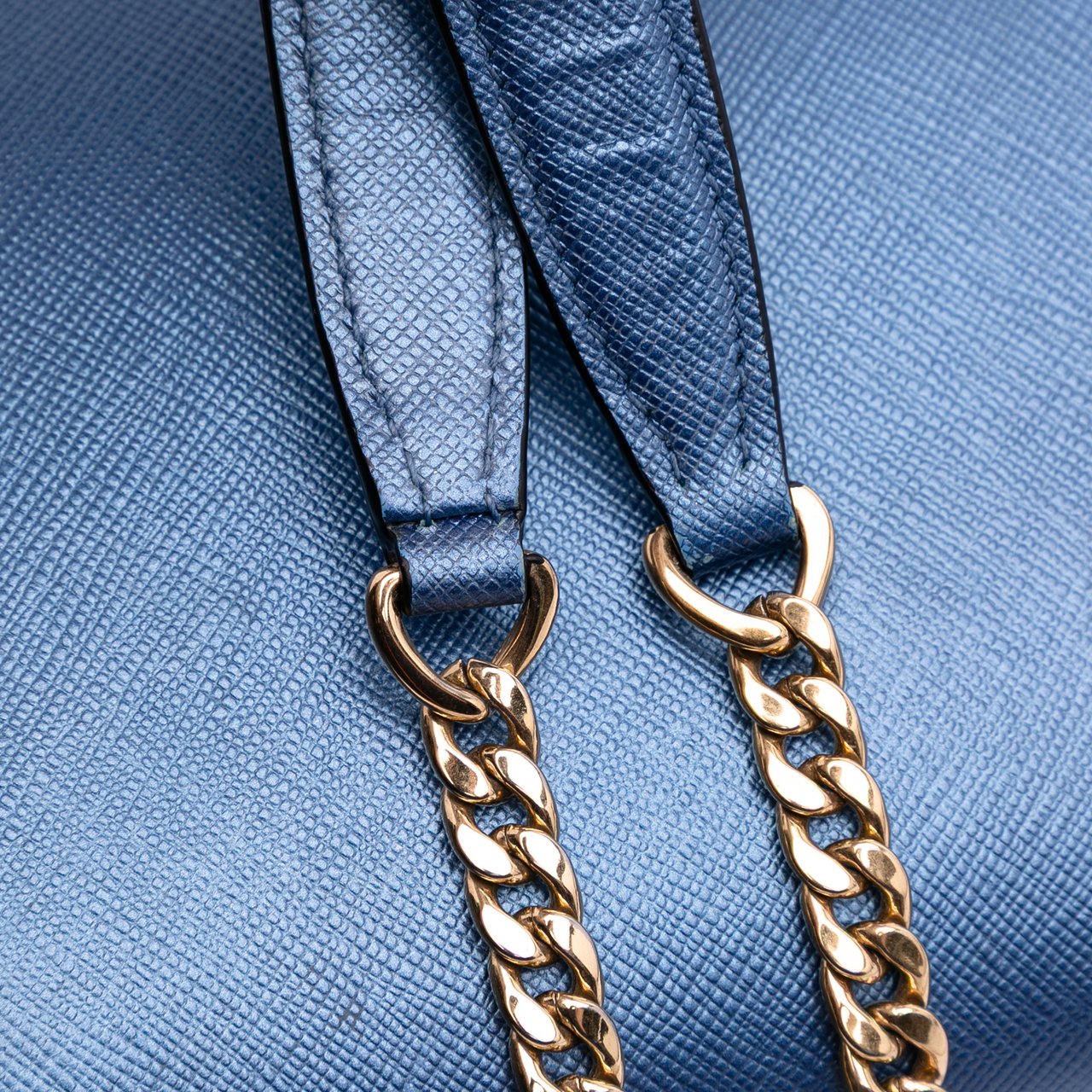 Prada Saffiano Lux Metal Bar Chain Crossbody Blauw