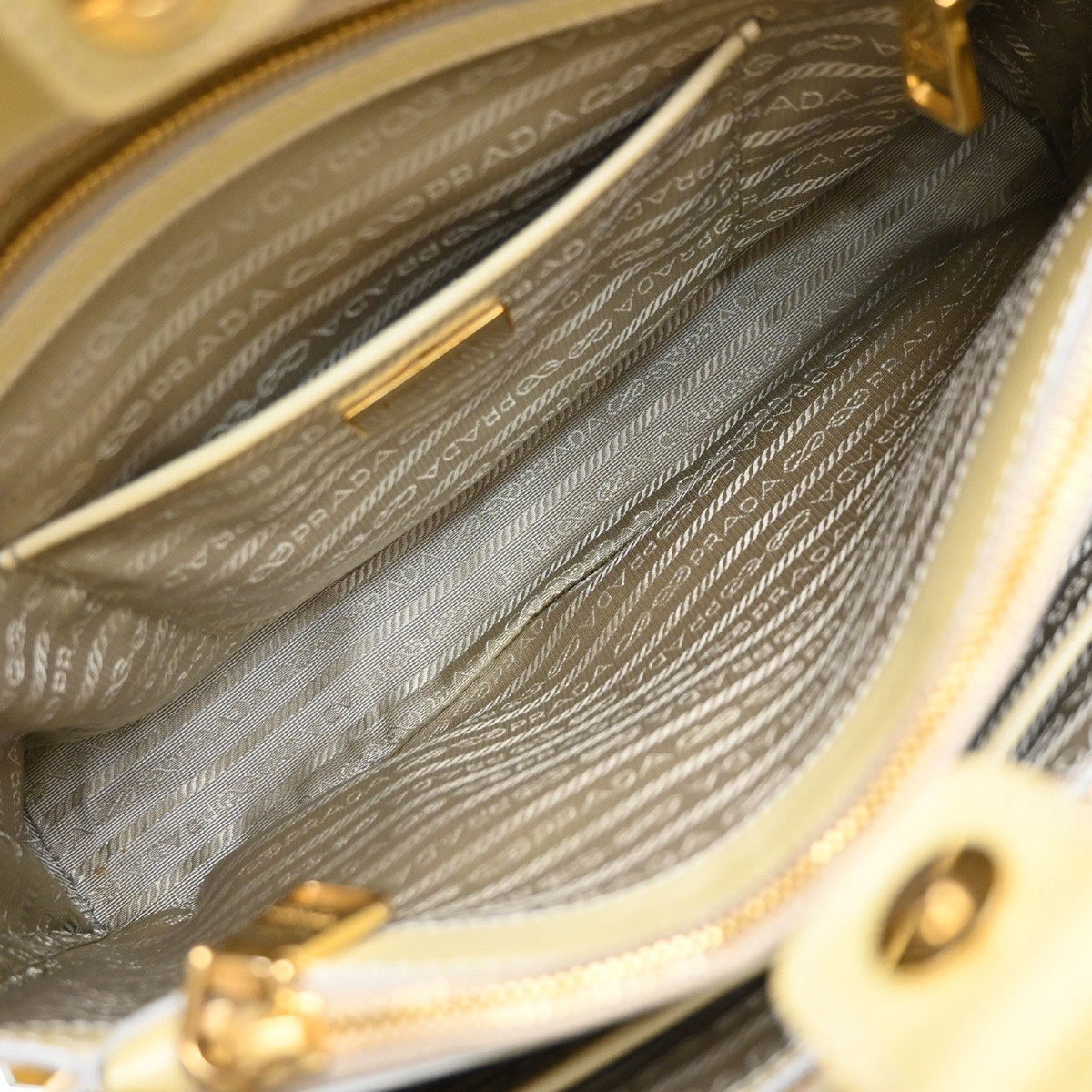 Prada Prada Open Promenade Bag Saffiano Leather Medium Geel