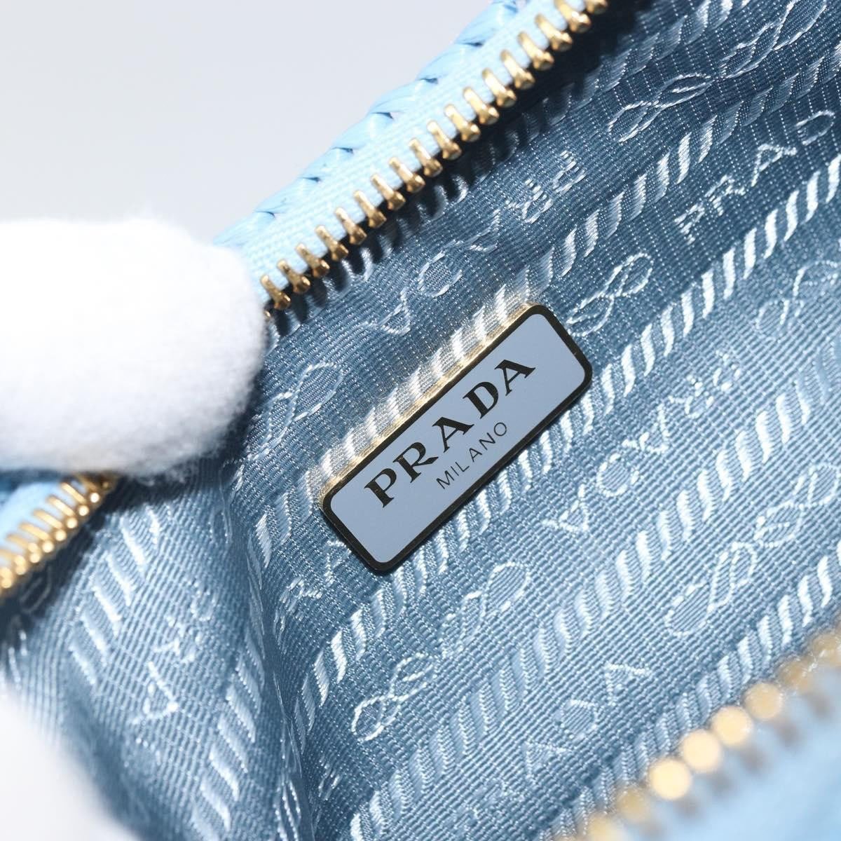 Prada Prada Re-Edition 2005 Shoulder Bag Raffia Small Blauw