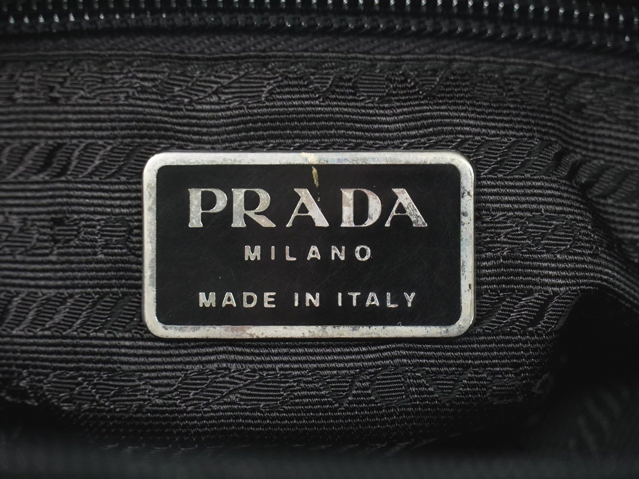 Prada Prada Front Zip Messenger Bag Tessuto Medium Zwart