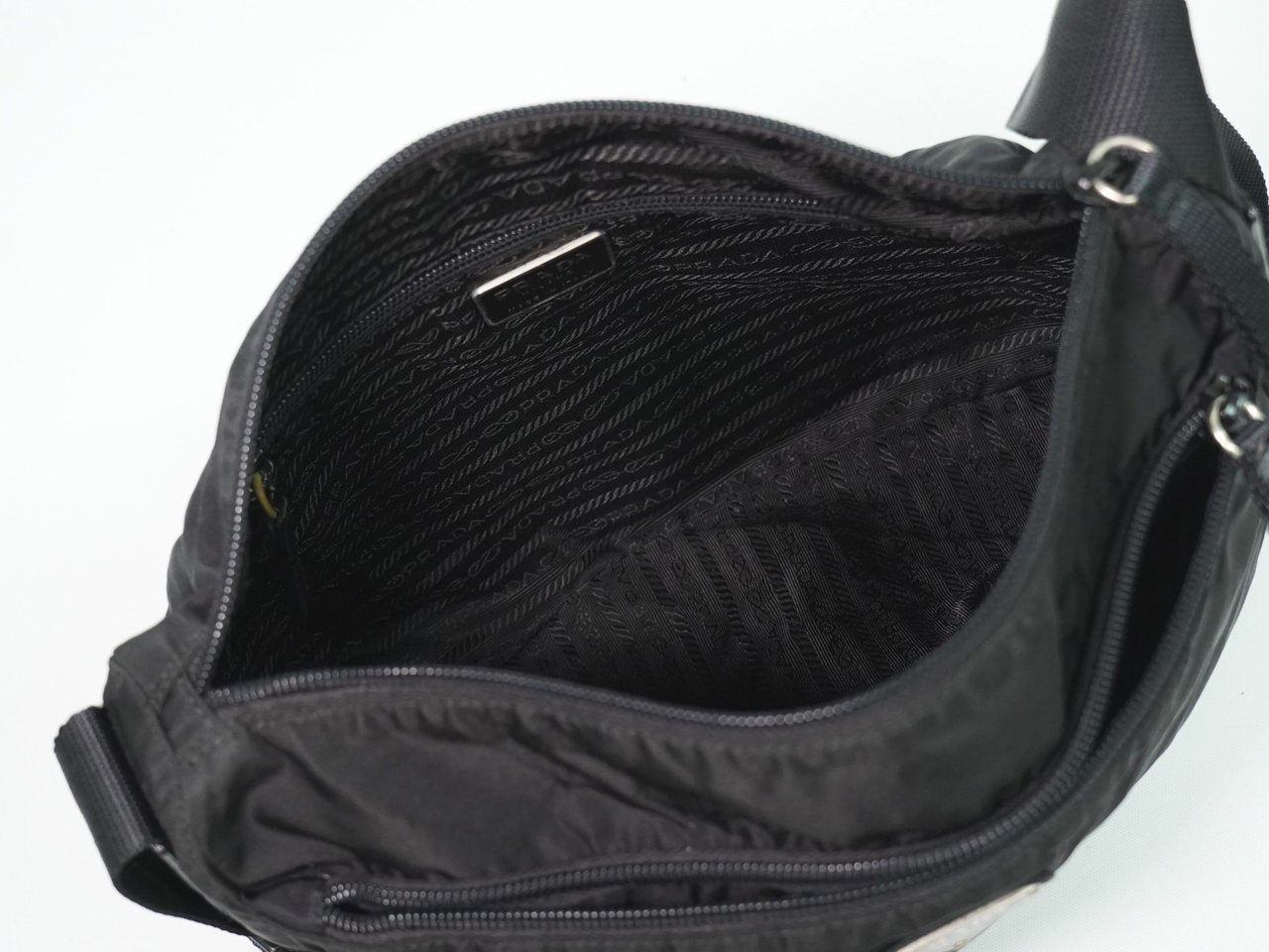 Prada Prada Front Zip Messenger Bag Tessuto Medium Zwart