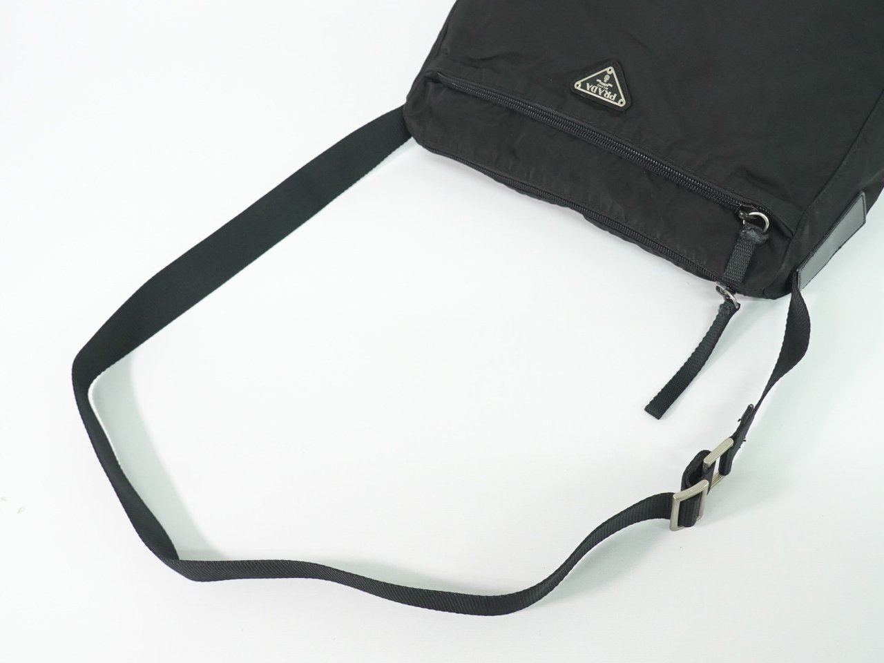 Prada Prada Front Zip Messenger Bag Tessuto Medium Zwart