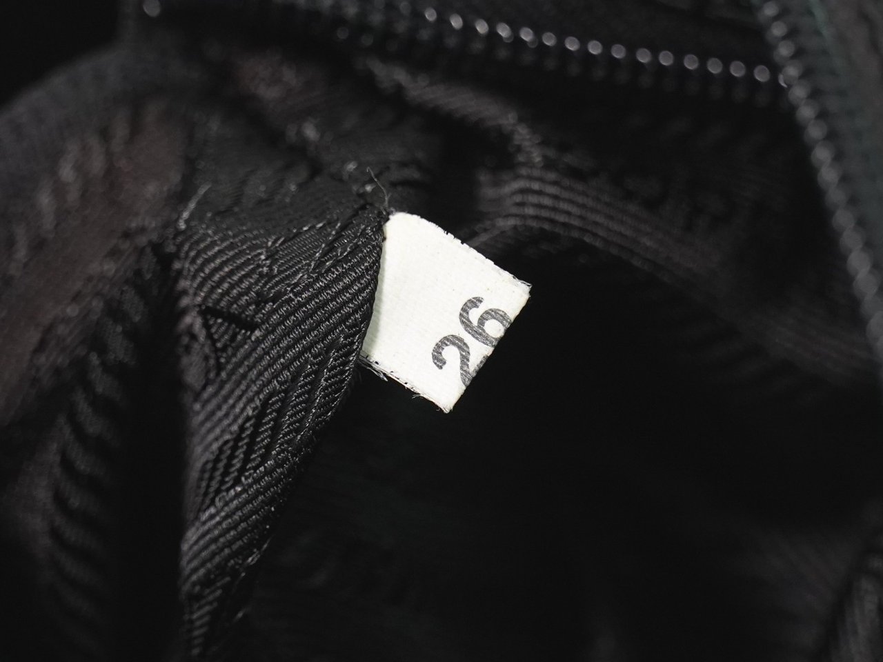 Prada Prada Front Zip Messenger Bag Tessuto Medium Zwart