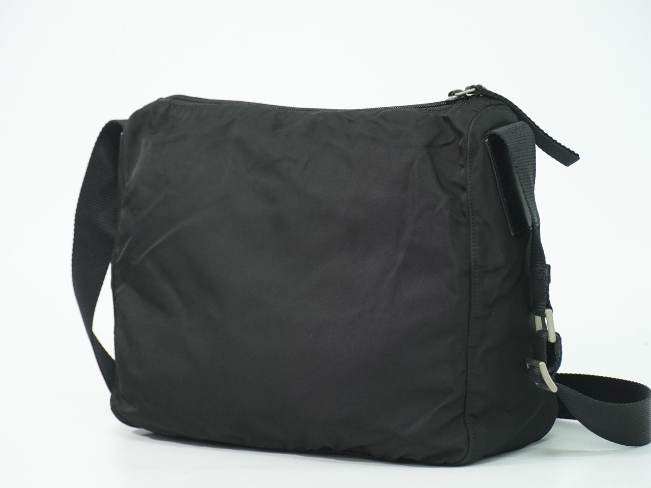 Prada Prada Front Zip Messenger Bag Tessuto Medium Zwart