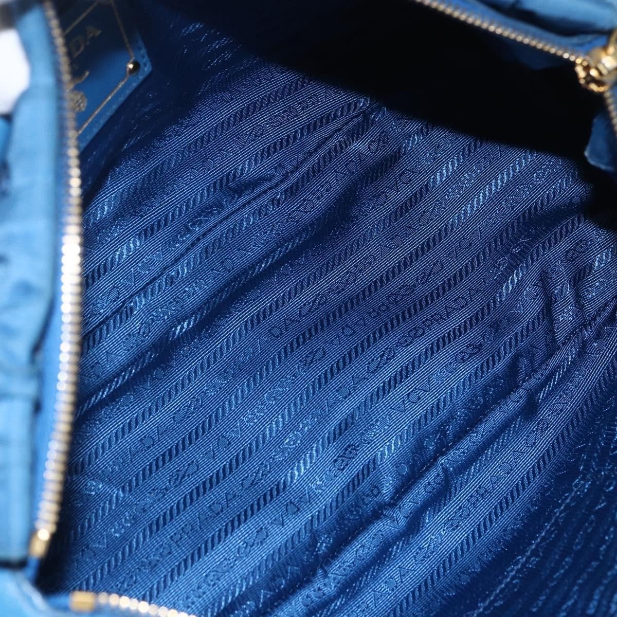 Prada Prada Gaufre Convertible Satchel Tessuto Medium Blauw