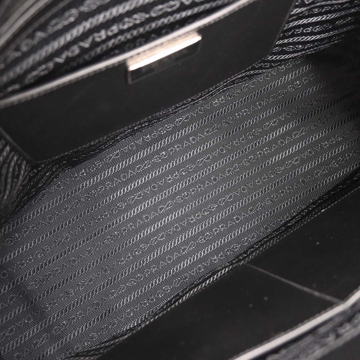 Prada Prada Grommet Galleria Double Zip Tote City Calfskin Medium Zwart