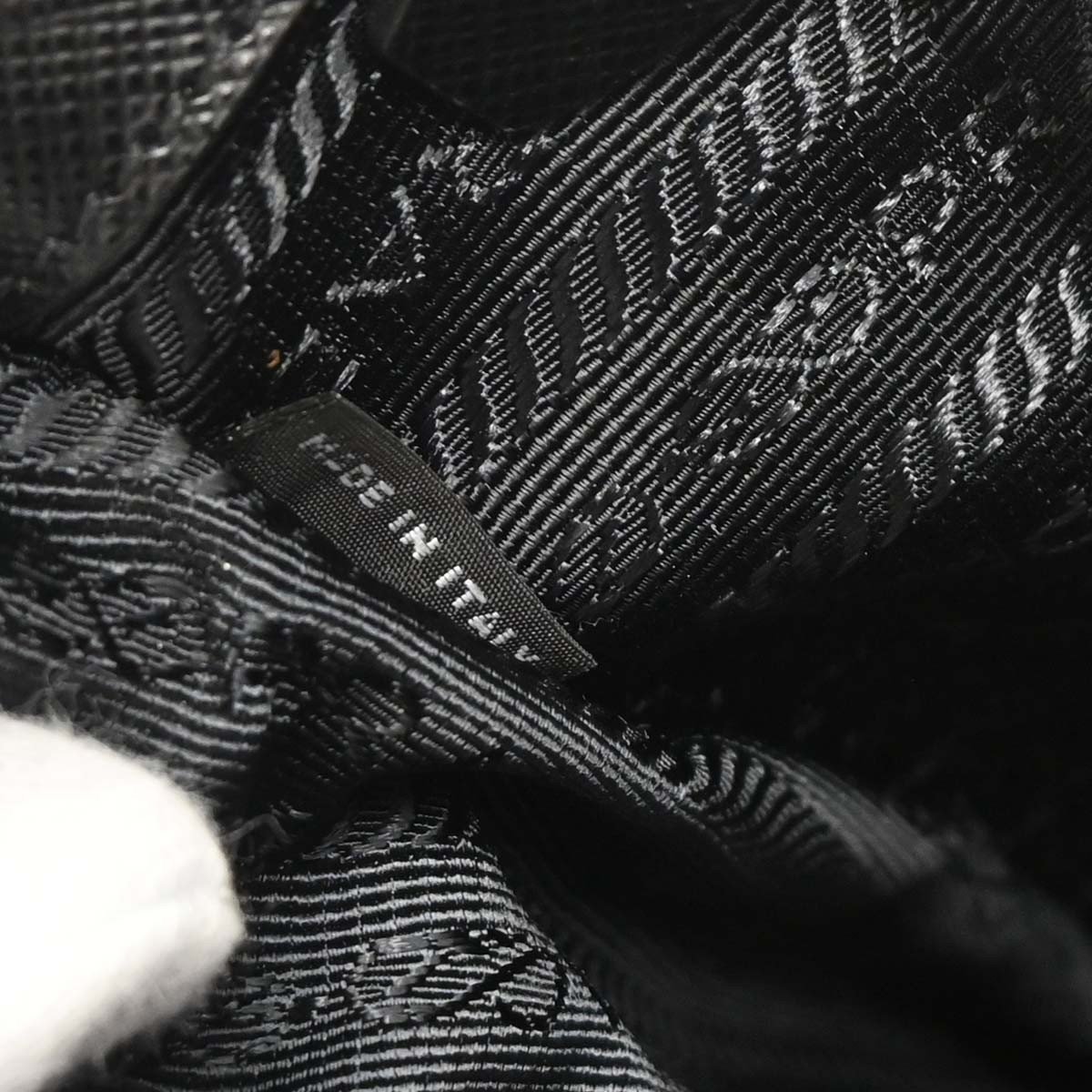 Prada Prada Grommet Galleria Double Zip Tote City Calfskin Medium Zwart