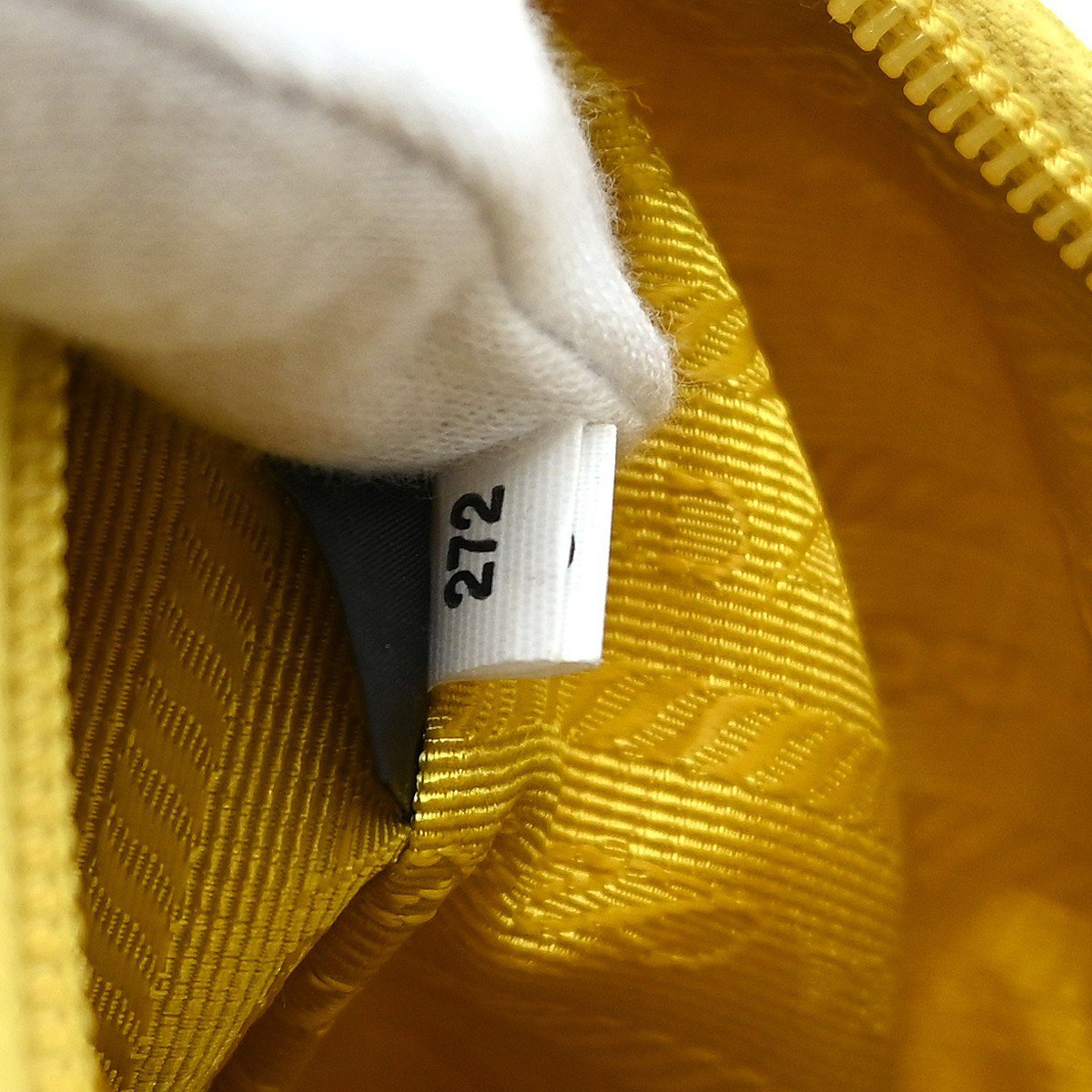 Prada Re-Edition 2000 Hobo Tessuto Mini Geel