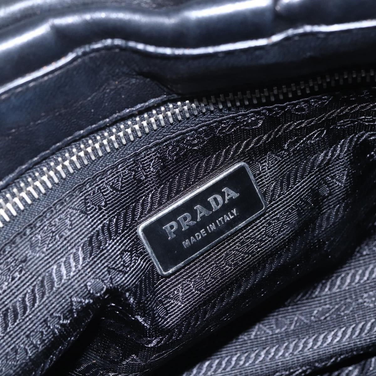 Prada Prada Pushlock Shoulder Bag Leather Medium Zwart