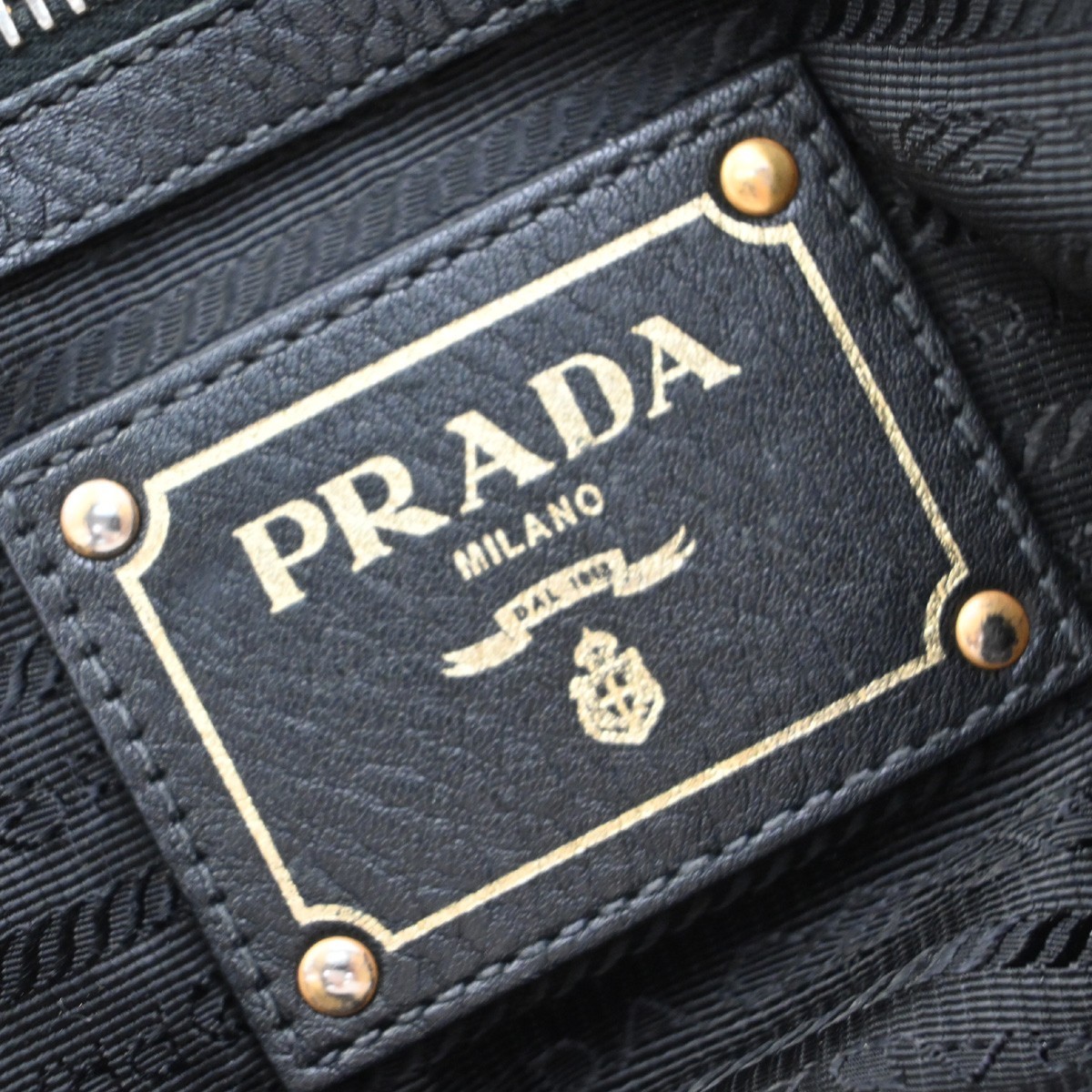 Prada Prada Convertible Boston Bag Vitello Daino Medium Zwart