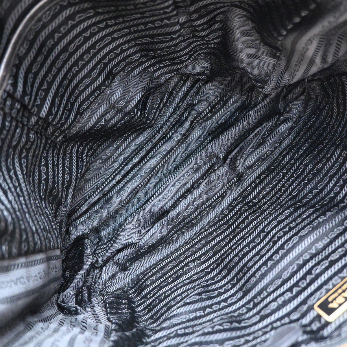 Prada Prada Convertible Side Pocket Tote Chevron Tessuto Medium Zwart