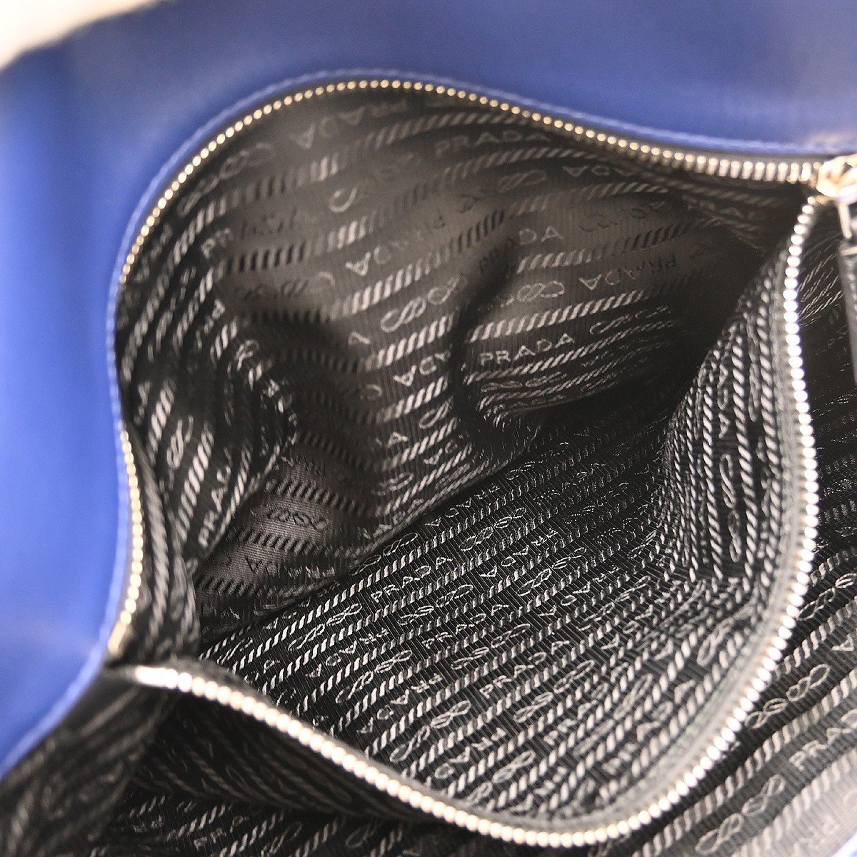 Prada Prada Flou Dynamique Open Tote Vitello Daino Medium Blauw
